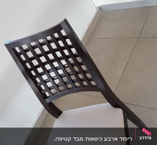 כיסא עם ריפוד בהיר במטבח